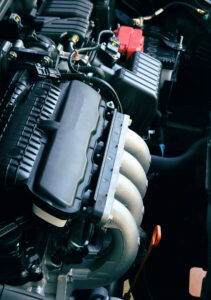Motor v autě.