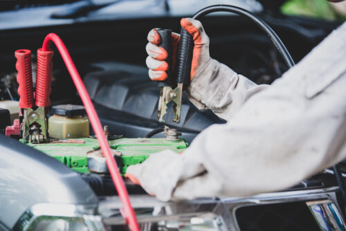 Jak nastartovat auto s vybitou baterií