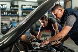 Mechanici opravující závadu ztráta výkonu při vyšších otáčkách