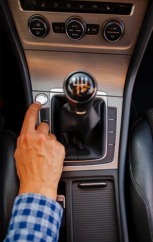 Proč se auto dusí při rozjezdu? Možné příčiny a řešení