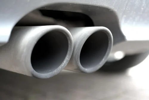 Co dělat, když auto kouří: Bílý, černý nebo modrý kouř