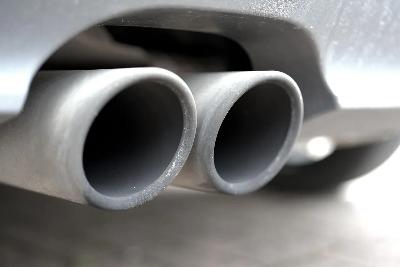 Co dělat, když auto kouří: Bílý, černý nebo modrý kouř