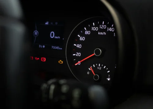 Co znamená svítící kontrolka motoru a kdy to řešit hned
