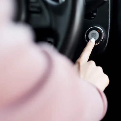 Hluk motoru při startu: Co znamená a jak ovlivňuje životnost